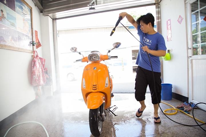 Vespa Sprint 125 女友的小夢想，外加懶人洗車的好幫手，6H石英結晶鍍膜一次搞定