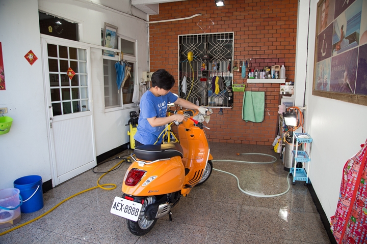 Vespa Sprint 125 女友的小夢想，外加懶人洗車的好幫手，6H石英結晶鍍膜一次搞定