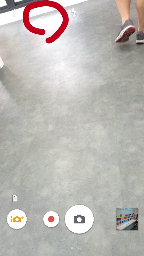 請問自拍前鏡頭的開關不見了
