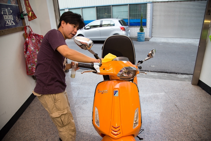 Vespa Sprint 125 女友的小夢想，外加懶人洗車的好幫手，6H石英結晶鍍膜一次搞定