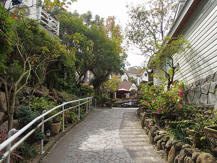 春天去，夏天也去，享受山城般的悠閒在關仔嶺景大渡假莊園。