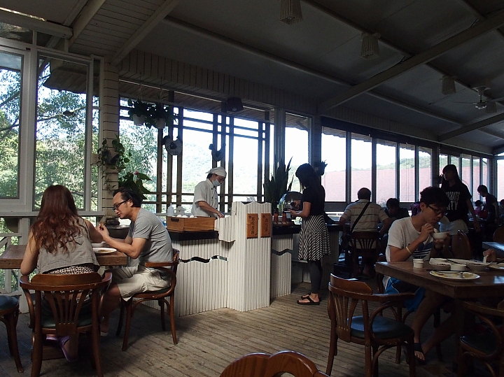 春天去，夏天也去，享受山城般的悠閒在關仔嶺景大渡假莊園。