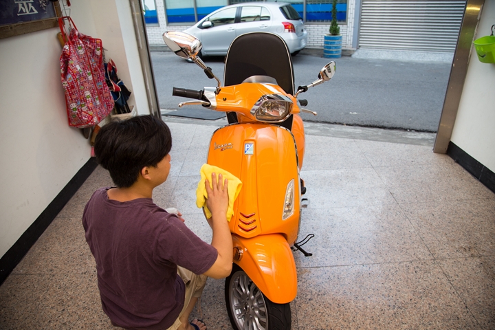 Vespa Sprint 125 女友的小夢想，外加懶人洗車的好幫手，6H石英結晶鍍膜一次搞定