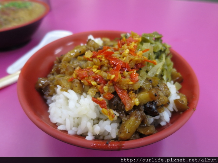 台中西區．料多味美價實的香菇滷肉飯/大腸麵線@台北永康大腸麵線