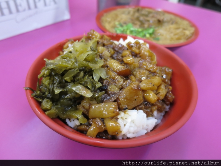 台中西區．料多味美價實的香菇滷肉飯/大腸麵線@台北永康大腸麵線