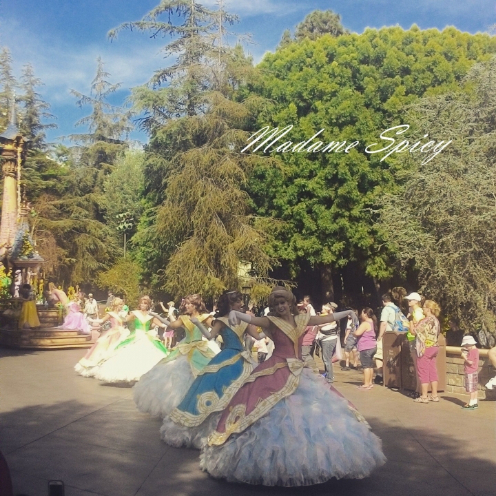 每個大人的心中都住著一個小男(女)孩—加州迪士尼樂園Disneyland的夢幻(2015)