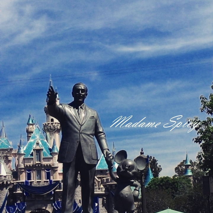 每個大人的心中都住著一個小男(女)孩—加州迪士尼樂園Disneyland的夢幻(2015)