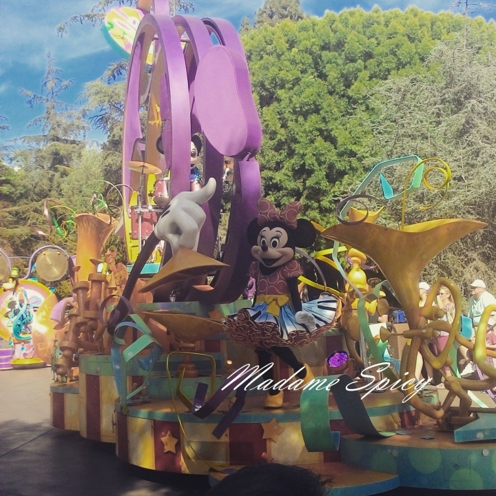 每個大人的心中都住著一個小男(女)孩—加州迪士尼樂園Disneyland的夢幻(2015)