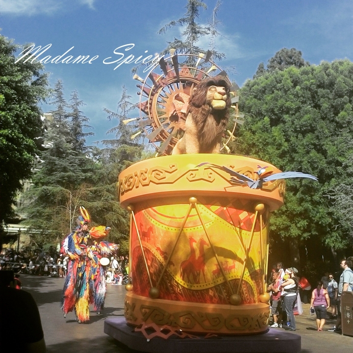 每個大人的心中都住著一個小男(女)孩—加州迪士尼樂園Disneyland的夢幻(2015)