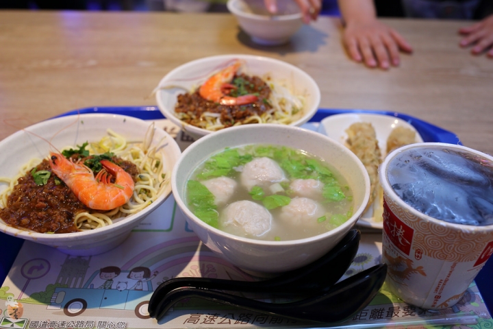 [台中]清水服務區變漂亮了,讓魚兒陪你一起用餐  by蛋拔