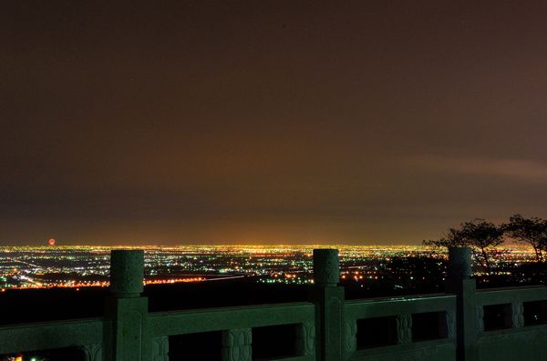 [強尼帶球 遊記] 台南 關子嶺 螢火蟲的綠光閃爍 與 火山碧雲寺夜景