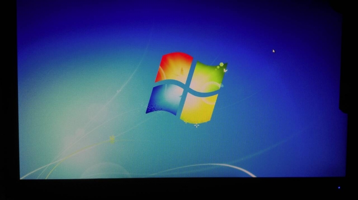 求救!已爬文,有關開機後沒有"桌面圖示" "工具列"的情況