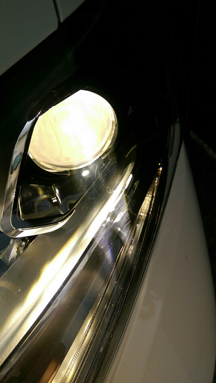 請問2015 X-trail 2.5 LED 頭燈開燈後燈罩有兩導霧霧的痕跡，正常嗎？