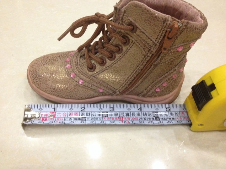 有人要照片上的兩張小女童鞋嗎？  (不需郵資)