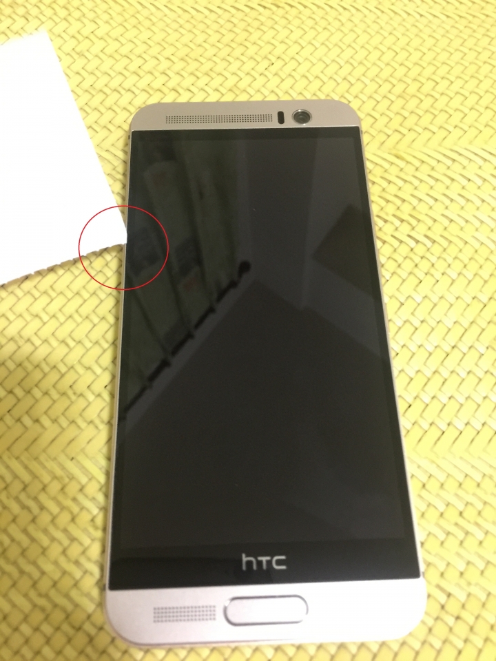 M9+螢幕左上角浮起