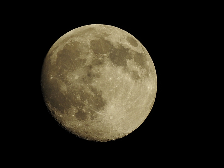 Nikon P900拍下月圓景象，7月1日補拍月圓影片，晚上7點金星木星合體。