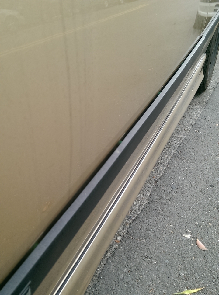 E36 車身 飾條密合度 用矽力康 黏? 還是?