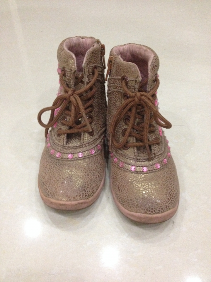 有人要照片上的兩張小女童鞋嗎？  (不需郵資)