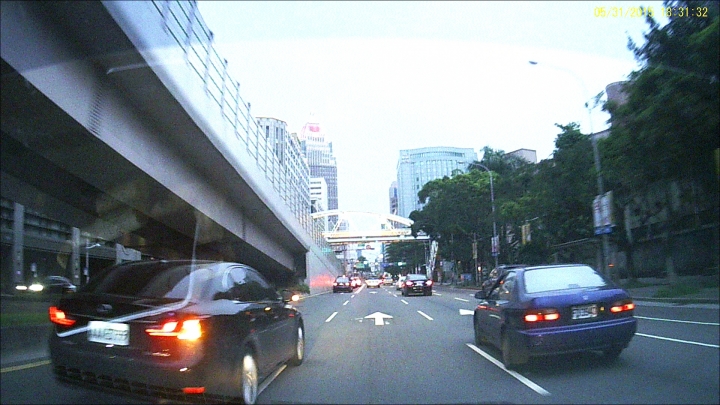 可否幫忙清晰化此車車牌？小弟要檢舉該車輛違規任意變換車道(藉由左轉道超車)，感激!!