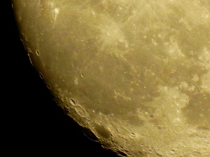 Nikon P900拍下月圓景象，7月1日補拍月圓影片，晚上7點金星木星合體。