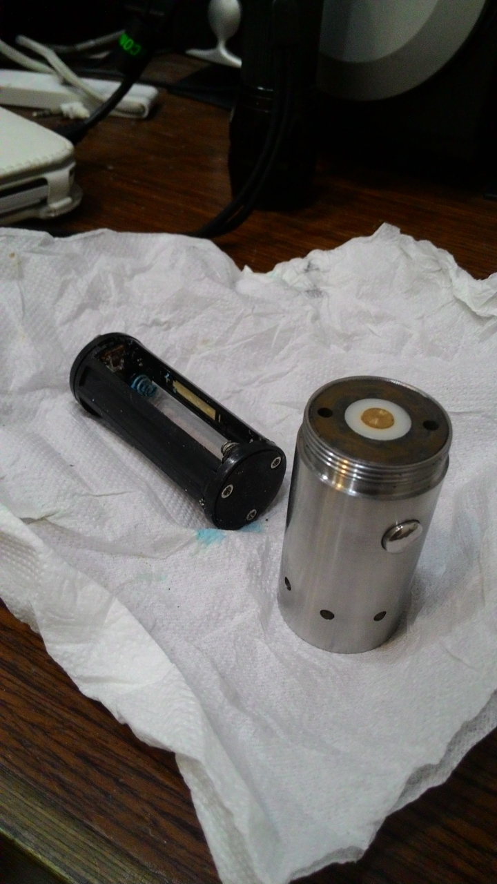 請教哪裡找手電筒電池盒
