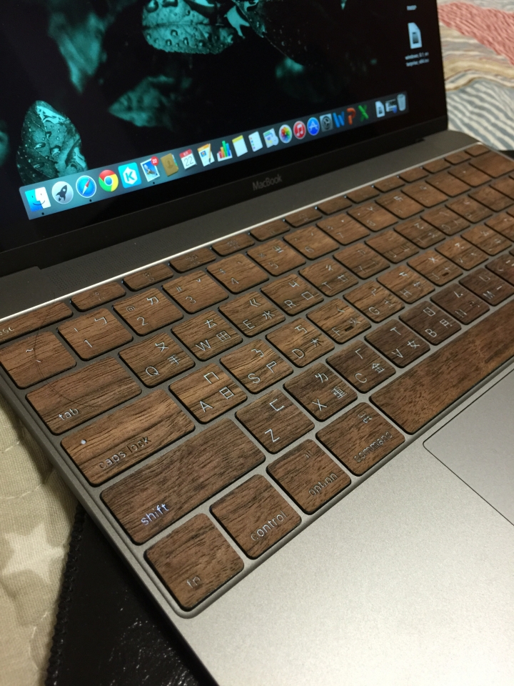 [分享] NEW MACBOOK  原木鍵盤貼