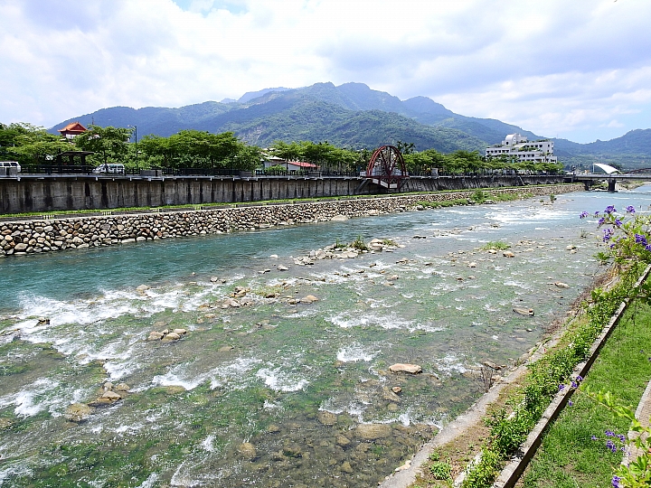 帶著Nikon P900去旅遊：迷霧森林、18度C、熊大庄、涼山瀑布、鳥松濕地及高通通農民市集，P900記錄精彩。