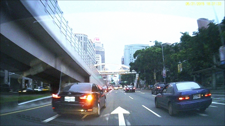 可否幫忙清晰化此車車牌？小弟要檢舉該車輛違規任意變換車道(藉由左轉道超車)，感激!!