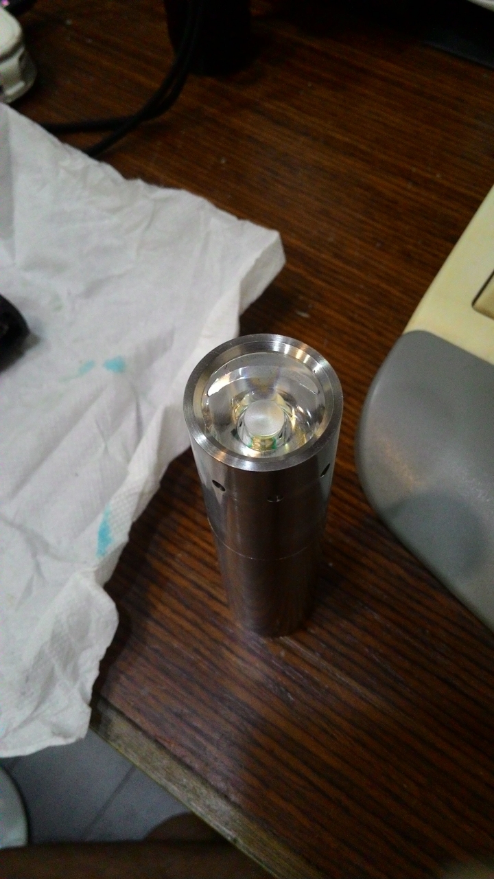 請教哪裡找手電筒電池盒