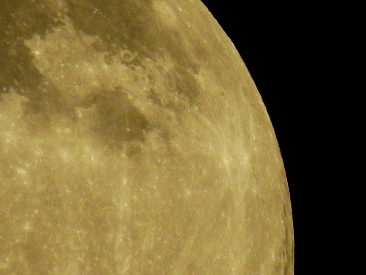 Nikon P900拍下月圓景象，7月1日補拍月圓影片，晚上7點金星木星合體。
