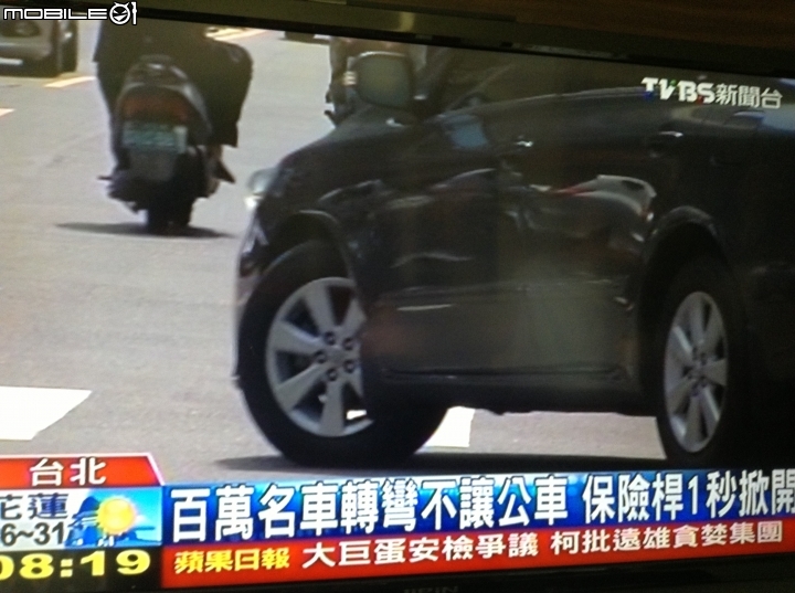 這是 Lexus 的那款車呀? 前保桿真是弱呀!