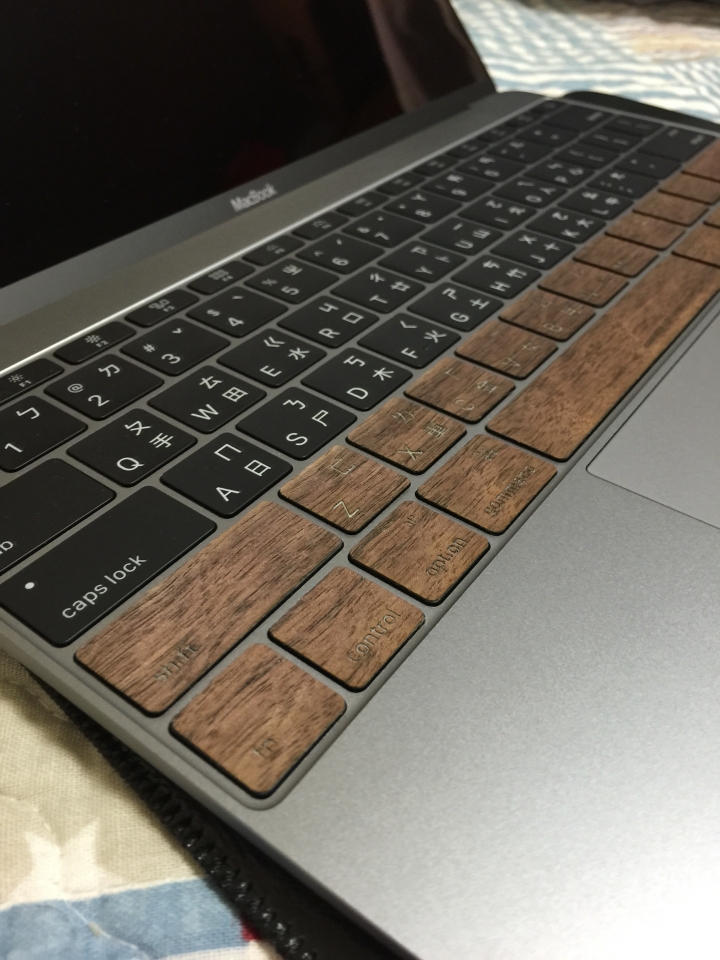 [分享] NEW MACBOOK  原木鍵盤貼