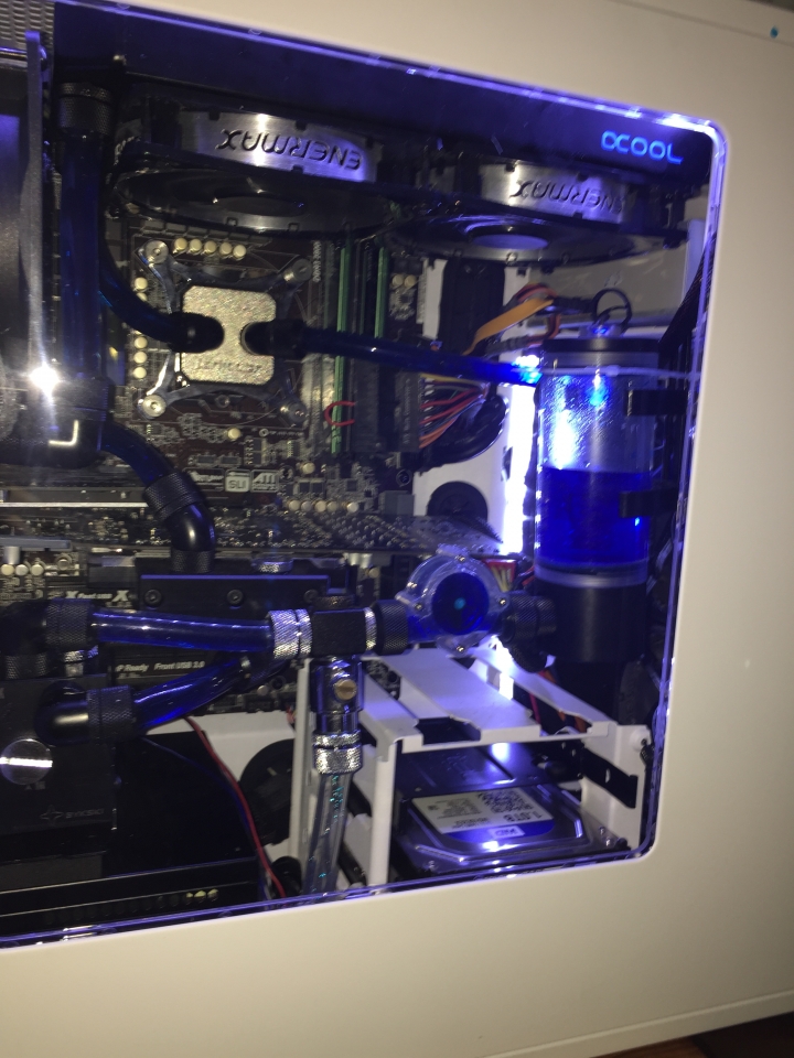 開箱 Fractal Design Define R5 靜音電腦機殼(透側版)(消光白)