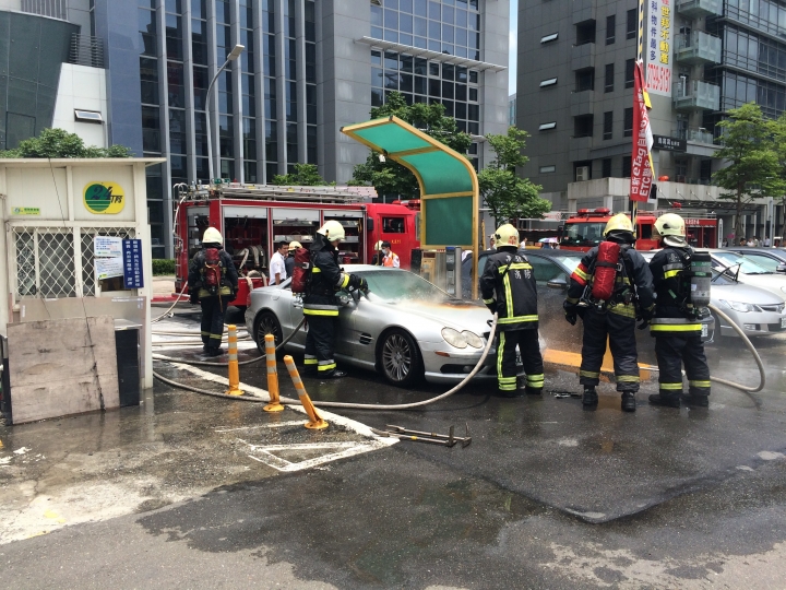 R230 SL500 西湖捷運站旁停車場自燃