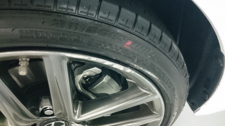 請問新車輪拱+鋁圈擦傷怎麼處理