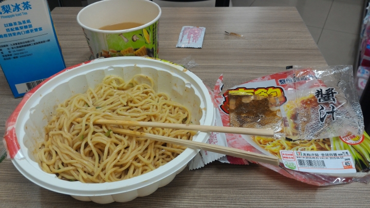 7-11 涼麵醬料包過期 不給退換...