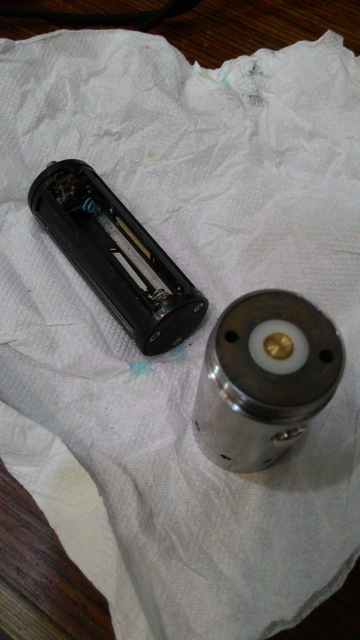 請教哪裡找手電筒電池盒