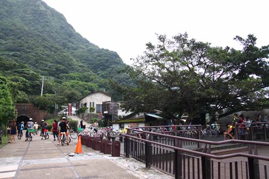 首篇KUGA TDCI開箱，去了海邊才知道原來我家小朋友喜歡看海