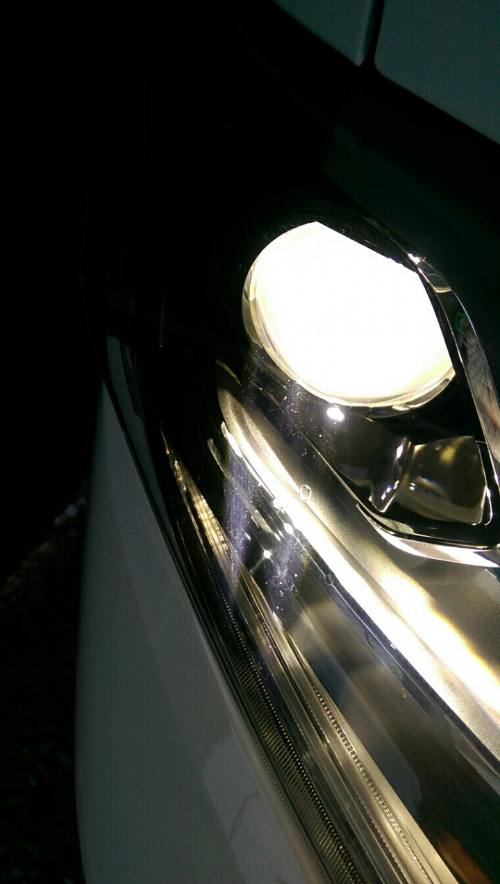 請問2015 X-trail 2.5 LED 頭燈開燈後燈罩有兩導霧霧的痕跡，正常嗎？