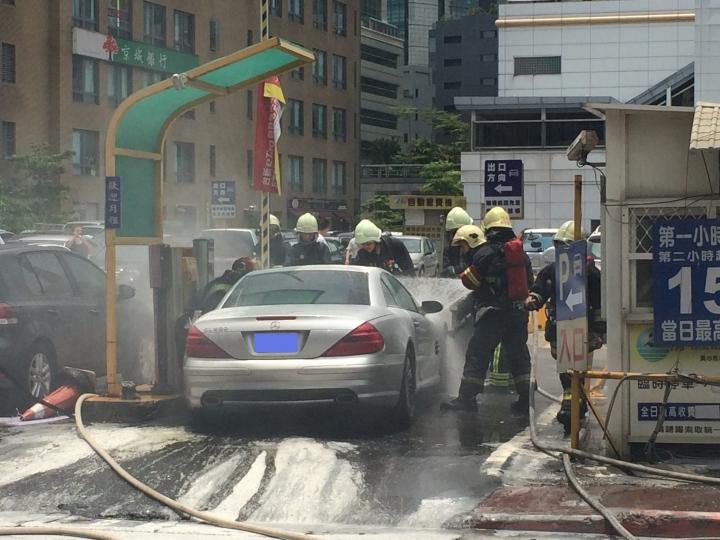 R230 SL500 西湖捷運站旁停車場自燃