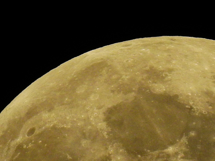 Nikon P900拍下月圓景象，7月1日補拍月圓影片，晚上7點金星木星合體。