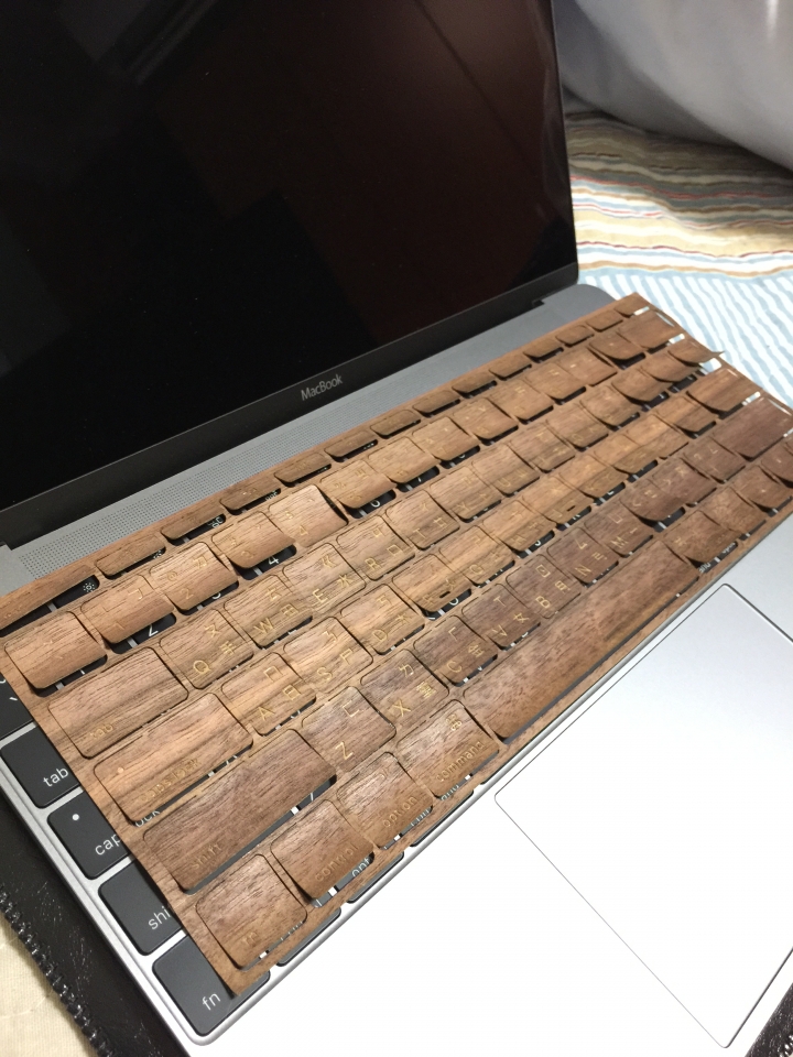 [分享] NEW MACBOOK  原木鍵盤貼