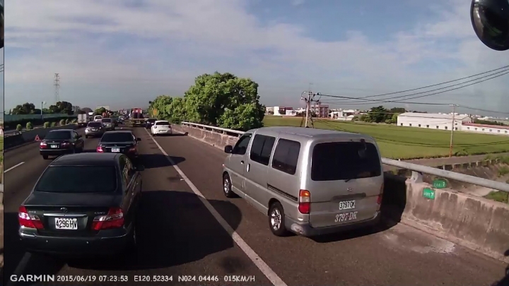 為什麼檢舉這些車輛走路肩沒有開罰?