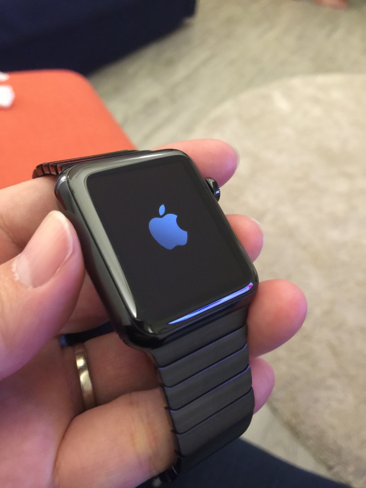 可能是台灣第一支的Apple watch 42mm 太空黑。6/10入手