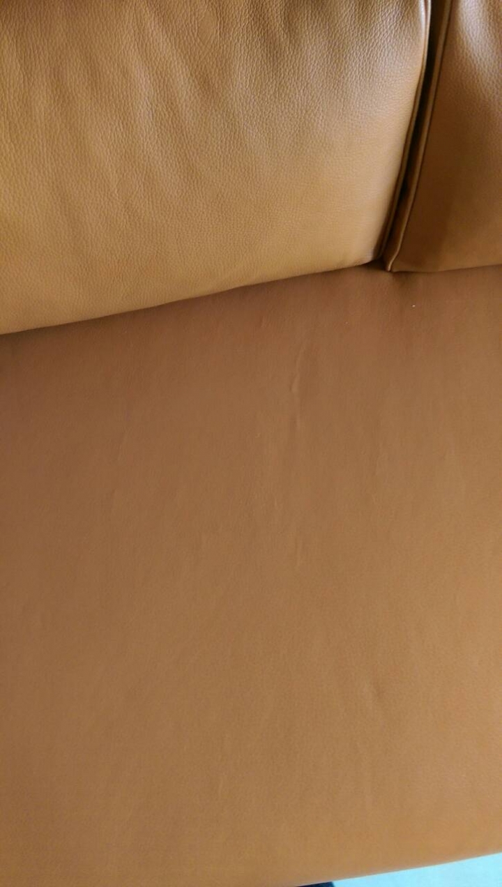 請問有誰知道~訂製的真皮沙發~為何摸起來會有一條一條或一粒一粒硬硬的東西~