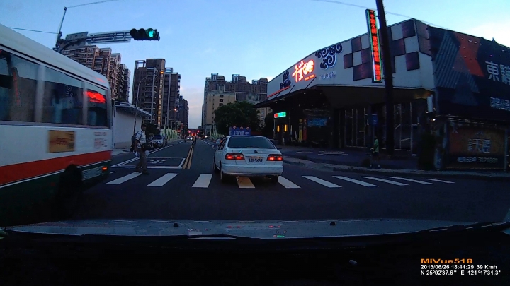 神來一筆 開車真的要注意四週