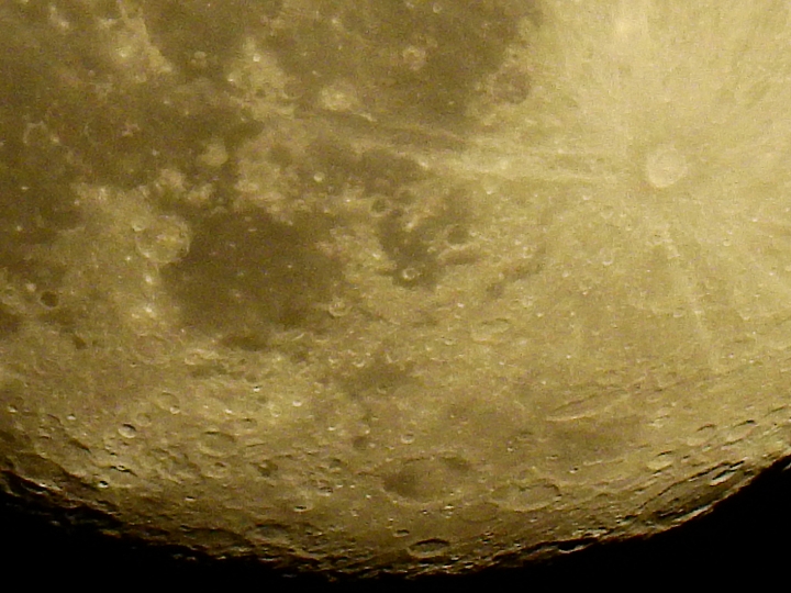 Nikon P900拍下月圓景象，7月1日補拍月圓影片，晚上7點金星木星合體。