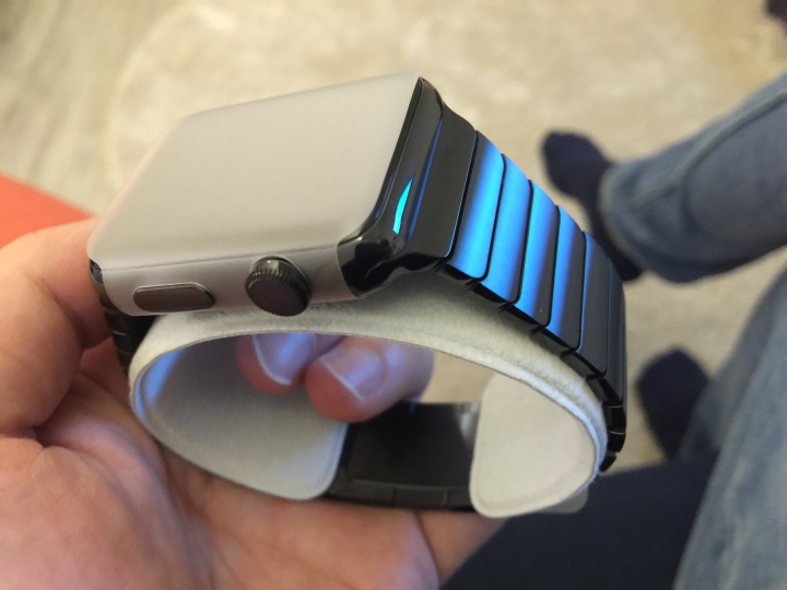 可能是台灣第一支的Apple watch 42mm 太空黑。6/10入手