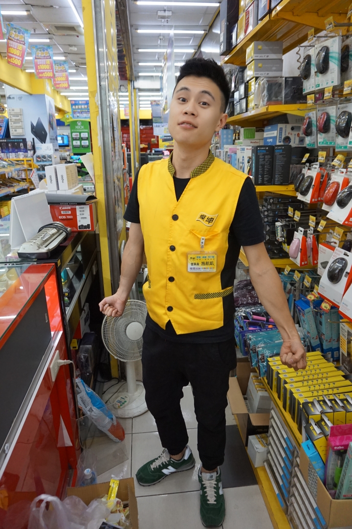 請問有高手可以幫我同事P成超級銷售員的樣子嗎