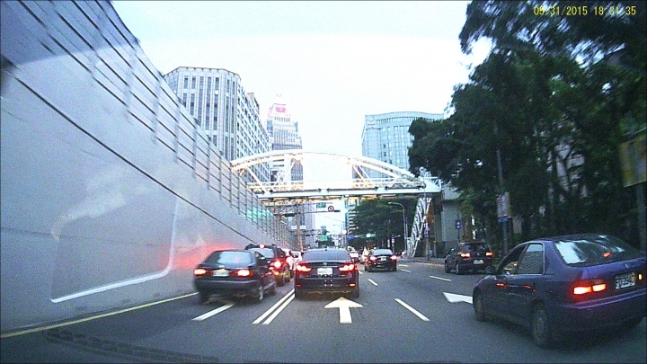 可否幫忙清晰化此車車牌？小弟要檢舉該車輛違規任意變換車道(藉由左轉道超車)，感激!!